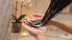 Tvättekniken som skonar hårtopparna: var hör schampo och balsam hemma?