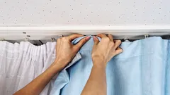 Så fräschar du upp gardiner och draperier utan att ta ner dem: ett snabbt sätt att bekämpa damm och lukt