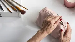 Efter 50 blir necessären en prövning: vad du bör ta bort för att inte se äldre ut