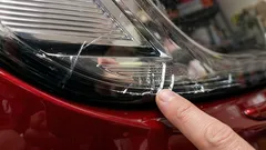 Så tar du bort en spricka i bilens strålkastare: ett trick som alla förare klarar av