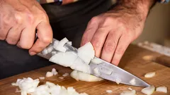 Så skär du lök utan tårar: ett enkelt men effektivt knep