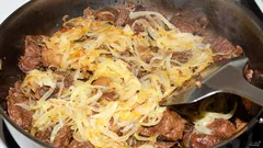 Kött eller lök – vad är bäst att steka först? En kock gav ett oväntat råd